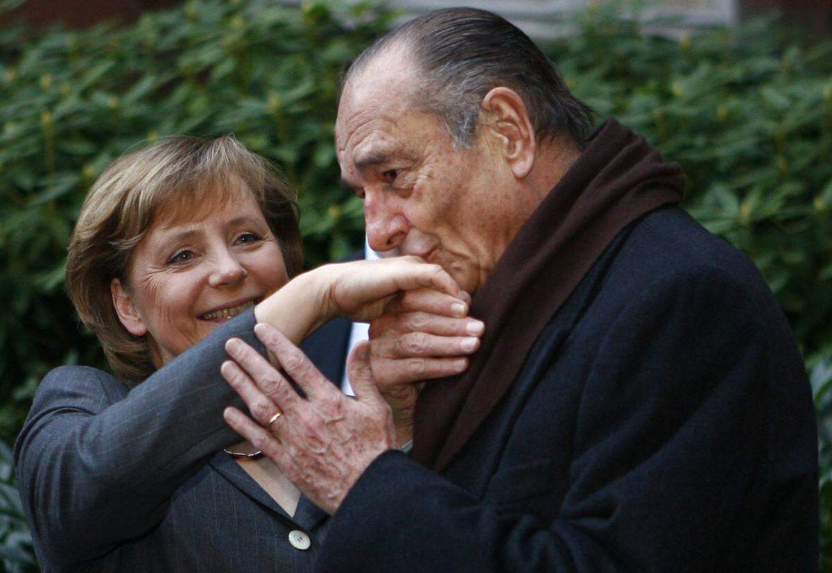 Charme und Diplomatie schließen sich nicht aus: Während seine Nachfolger für ihre Wangenkuss-Begrüßung bekannt sind, blieb ihr Vorgänger Jacques Chirac (hier mit der deutschen Kanzlerin Angela Merkel) der alten Schule treu. Im Laufe seiner politischen Karriere verteilte er unzählige Handküsse.