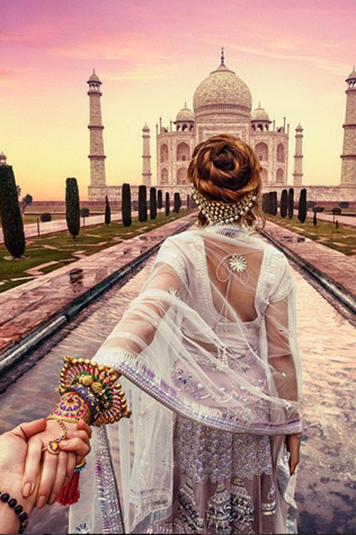 Denn Murad Osmann dokumentiert ihr gemeinsames Leben aus einer einstudierten Perspektive. Vor dem Taj Mahal in Indien.