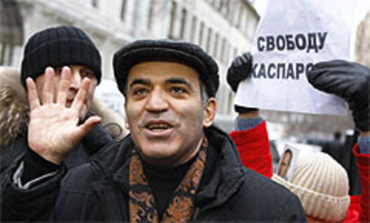 Unterdessen warnte der Oppositionsführer und ehemalige Schachweltmeister Garri Kasparov vor einem Abgleiten Russlands in die Diktatur. Er hoffe, die Welt erkenne, wie Russland mit seinen Oppositionellen umgehe, sagte Kasparow nach seiner Entlassung aus fünftägiger Haft am Donnerstag. "Das Regime ist auf dem gefährlichen Weg in die Diktatur." Kasparow war am Samstag während einer Demonstration gegen Präsident Wladimir Putin festgenommen und im Schnellverfahren wegen Verletzung des Versammlungsrechts zu fünf Tagen Haft verurteilt worden.