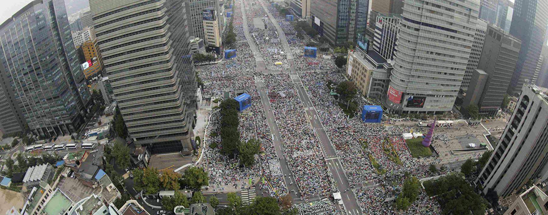 Catholic faithful gather to watch a Holy Mass led by Pope Francis at Gwanghwamun square in Seoul