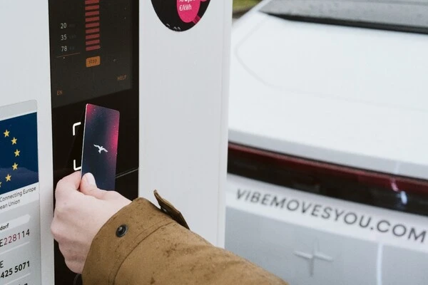 Ladevorgänge im IONITY-Netz können künftig direkt über das vibe-Ökosystem abgewickelt und abgerechnet werden.