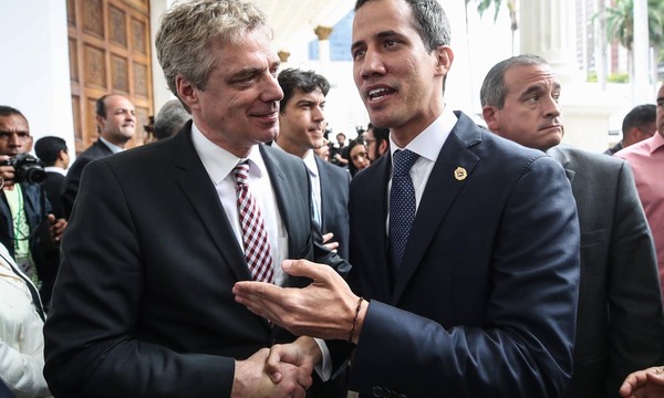 Der Botschafter Deutschlands in Venezuela, Daniel Kriener (l.), und Interimspräsident Juan Guaidó Mitte Februar in der Nationalversammlung in Caracas.