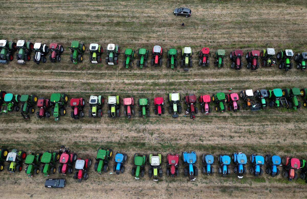 19. September. Geparkte Traktoren bulgarischer Landwirte, die gegen neue Getreideimporte aus der Ukraine protestieren, in Dolni Bogrov in der Nähe von Sofia. Sie fordern, dass die Regierung Importbeschränkungen für Weizen, Sonnenblumenkerne, Mais und Raps fortsetzt.