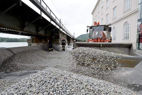 Der Bahndamm wurde zum Hochwasserschutzdamm und wurde mit Schotter und Sandsäcken verstärkt.