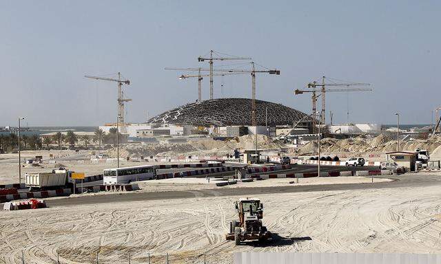 Auslöser der massiven Probleme ist ein Projekt, für das Waagner-Biro international gefeiert wurde – und zwar das Dach des Louvre Abu Dhabi (im Hintergrund die Baustelle).