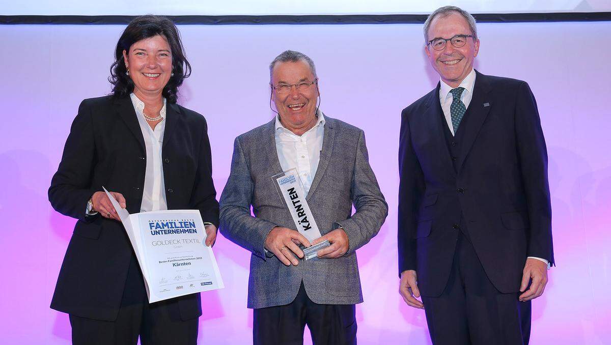 Die Goldeck Textil GmbH wurde als Kärntens bestes Familienunternehmen ausgezeichnet (v. l.): Goldeck-Unternehmerpaar Marika und August Mayer mit ÖNK-Generalsekretär Christian Sonnweber.