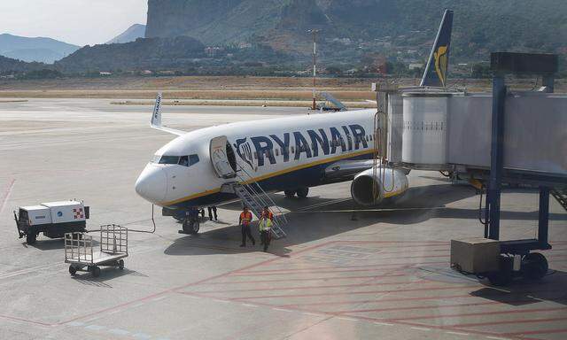 Die spanische Regierung hat vier sogenannte Billig-Airlines mit Geldstrafen von insgesamt gut 150 Millionen Euro belegt. 