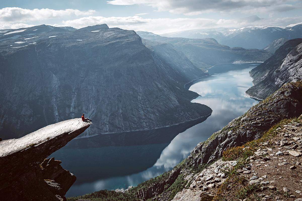 Die Trolltunga, eine der Legende nach versteinerte Trollzunge, ragt über einen Seitenarm des Hardangerfjordes in Norwegen. Der Weg dorthin führt über unweges Gelände.