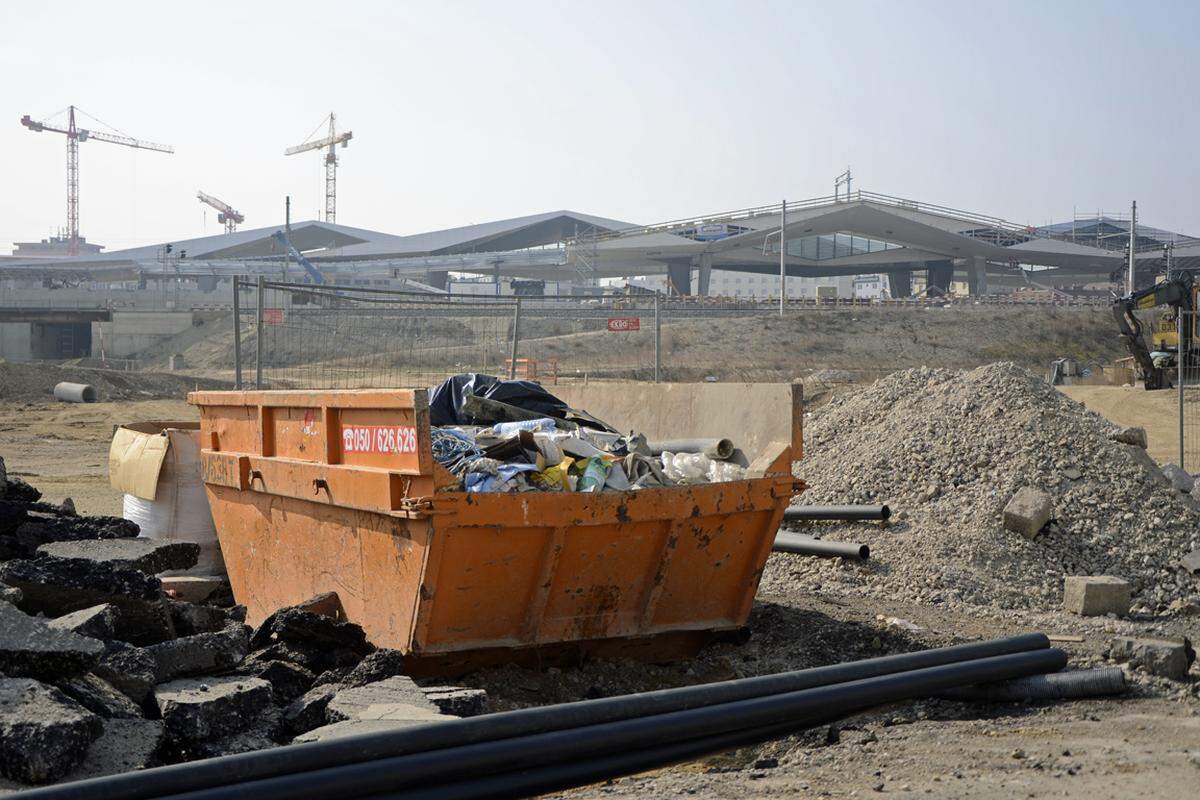 Nach der Teilinbetriebnahme des Hauptbahnhofs im Dezember wird jedenfalls noch intensiv weiter gewerkt: Die Fertigstellung des Hauptbahnhofs ist für Ende 2014 geplant. Und das soll sich ausgehen: "Wir liegen voll im Plan", versichert der ÖBB-Projektleiter.