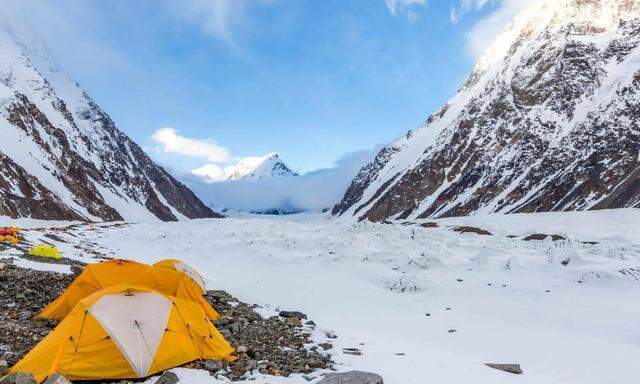 Bei einer Tour im Juli verunglückte ein pakistanischer Höhenträger. Die Bergsteiger hätten ihm nicht geholfen, sodass er später verstarb.
