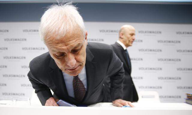 Ja, er sitzt richtig: VW-Konzernchef Müller bei der gestrigen Jahrespressekonferenz.