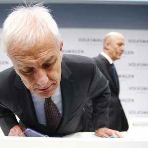 Ja, er sitzt richtig: VW-Konzernchef Müller bei der gestrigen Jahrespressekonferenz.