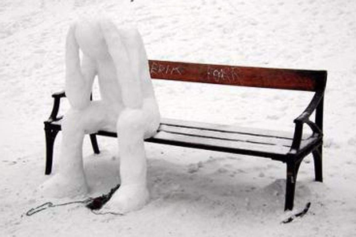 Einige wenige Schneetage gibt es jeden Winter immer mal wieder, doch bleibt der Schnee meistens nie liegen. Dementsprechend überrascht waren die Bewohner von der Schneepracht, die die Stadt lahm legte. Bei diesen Schneemassen zerbrechen sich auch die Schneemänner den Kopf.