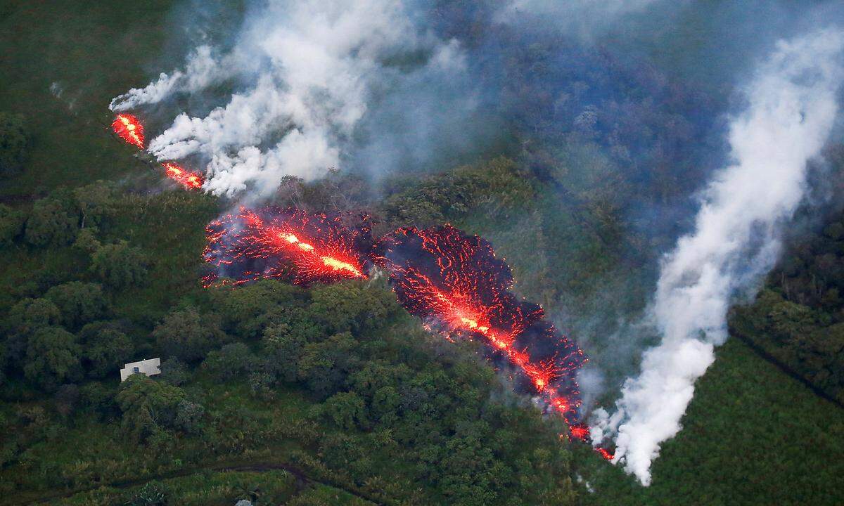 Durch die enorme Hitze unter der Erdoberfläche bilden sich rund um den Kilauea immer neue Risse im Boden.Aus einigen der mittlerweile mehr als 20 Risse quillt Lava.
