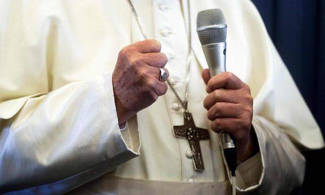 Der Papst äußerte sich bei einer Pressekonferenz im Flugzeug auch über die Pflichten von Eltern mit homosexuellen Kindern.