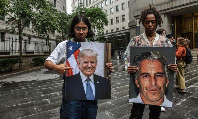 Eine Protestgruppe namens "Hot Mess" zeigt Bilder von Jeffrey Epstein und Präsident Donald Trump am 8. Juli in New York City vor dem Bundesgericht.