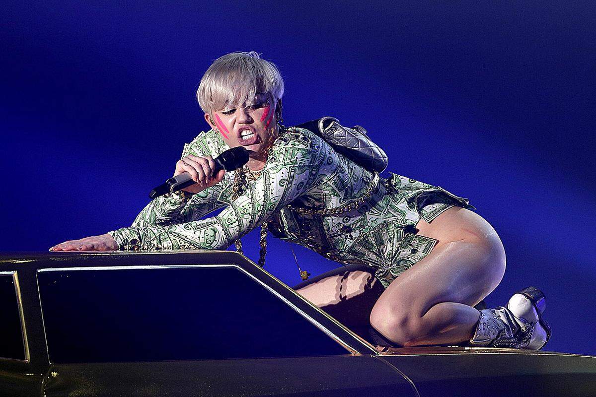 Unter den vielen Rätseln, vor denen die Show den interpretationswilligen Besucher stellte: Was trägt Miley Cyrus in dem kleinen Rucksack? Erfrischungstüchlein?