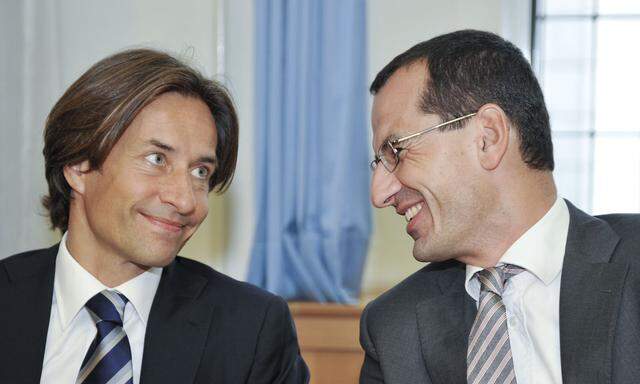 Archivbild: Ex-Finanzminister Karl-Heinz Grasser (l.) und Anwalt Michael Rami am 12. September 2011