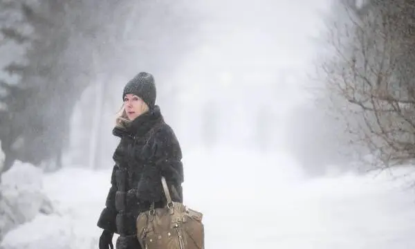 Schneefall in der Stadt Nowosibirsk.