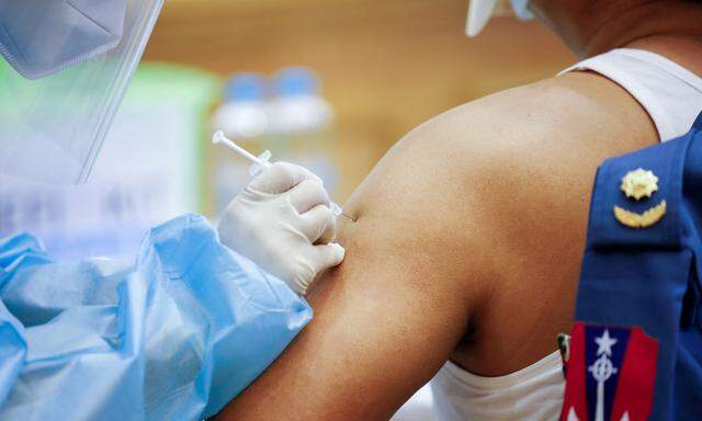 Die Weltgesundheitsorganisation (WHO) unterstützt einem Medienbericht zufolge den Einsatz des Corona-Impfstoffs des britisch-schwedischen Unternehmens AstraZeneca bei Erwachsenen in allen Altersgruppen. 