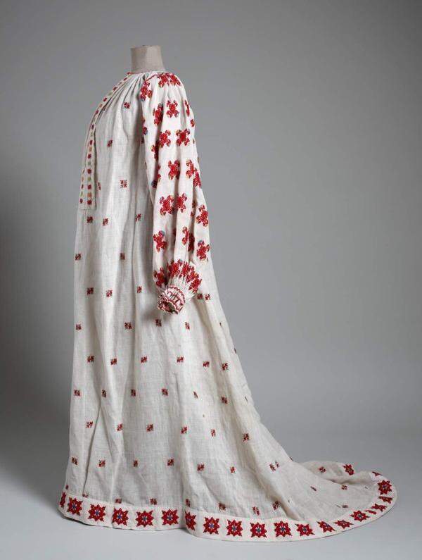 Zagreb um 1900: Kleid designt von Bela Csikos Sesia für seine Modelle nach Vorbild des Reformkleids