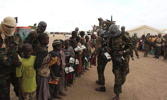 Somalische Shabaab-Kämpfer verteilen Hilfsgüter