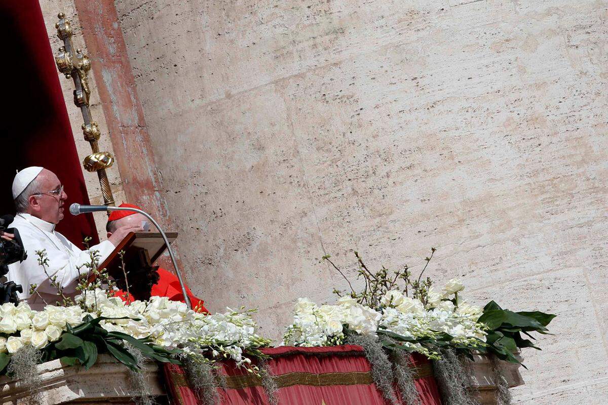 Höhepunkt der Messe war der Segen "Urbi et Orbi" (Der Stadt und dem Erdkreis). Der Papst hat das Protokoll an dieser Stelle aber überraschend geändert, die vielsprachige Verlesung der Ostergrüße ausgelassen und stattdessen auf die Krisen in Syrien, Mali und der menschlichen Seele hingewiesen.