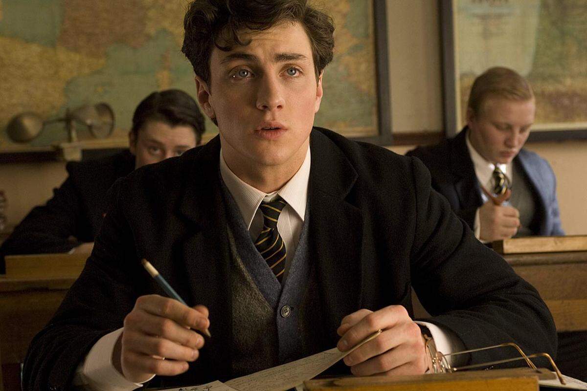 Der Film ist das Langfilmdebüt der britischen Künstlerin und Regisseurin Sam Taylor-Wood mit Aaron Johnson in der Rolle John Lennons, der sich schon als Teenager nirgends so wirklich zu Hause fühlte. Mit einer Ausnahme: seiner Musik.