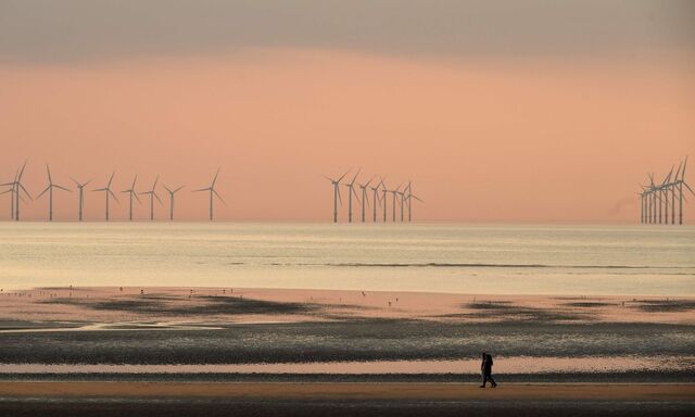 Die Energiewende könnte so schön sein. Doch bei den derzeitigen Rohstoffpreisen wird der Umstieg auf Erneuerbare auch gefährlich teuer, warnen Ökonomen.  