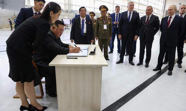 Archivbild vom Septemer 2023: Nordkoreas Diktator Kim Jong Un mit seiner Schwester Kim Yo Jong (im Vordergrund stehend) beim Besuch der nordkoreanischen Delegation im Osten Russlands.