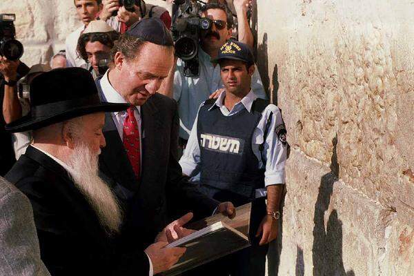 Der König gewann die Sympathien seiner Landsleute auch durch seine offene Wesensart.Mit Rabbi Yehuda Gretz an der Klagemauer.