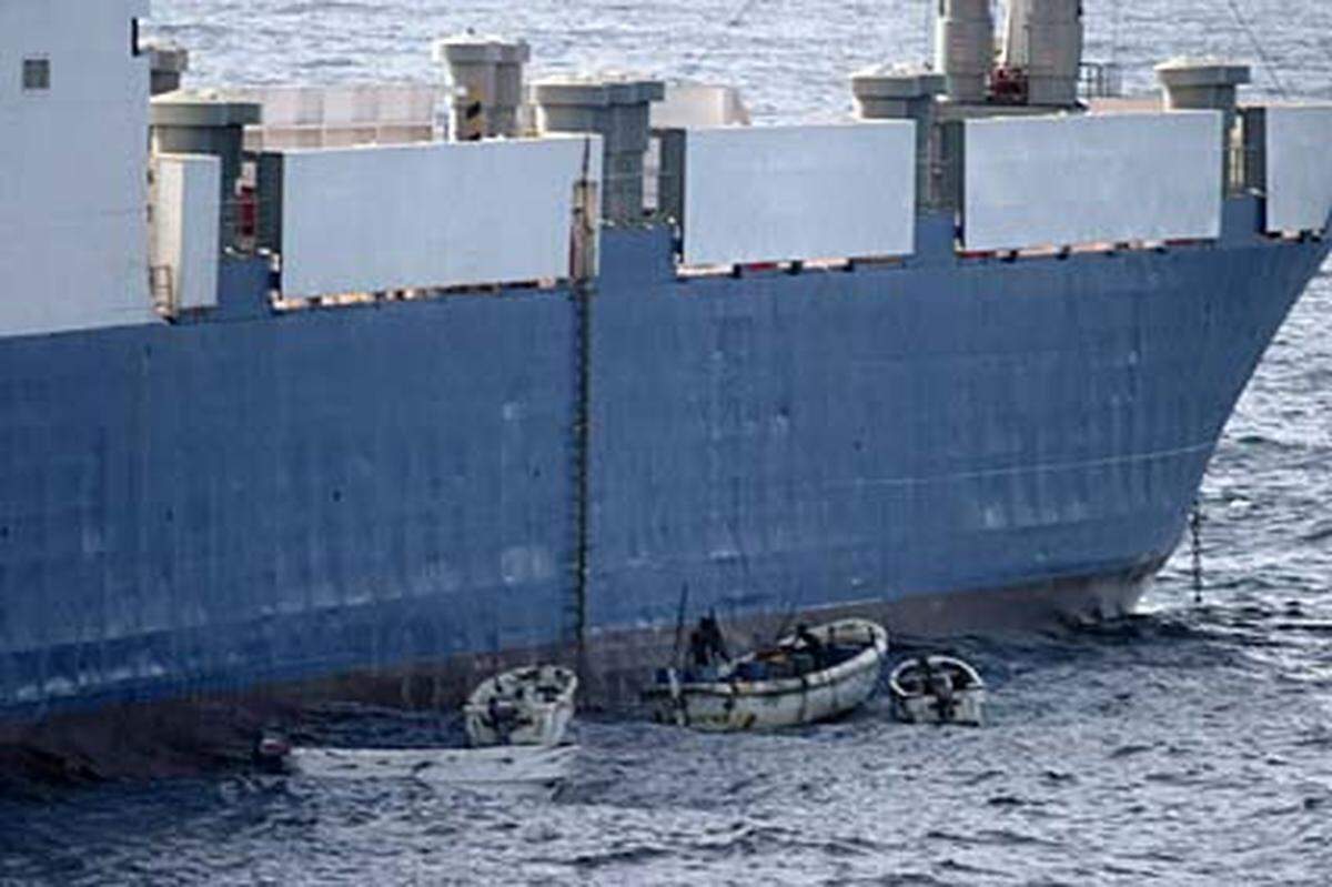 Somalische Piraten kapern den ukrainischen Frachter MV Faina, der 33 Panzer und anderes militärisches Material nach Kenia bringen soll. Die Piraten verlangen zunächst 35 Millionen Dollar Lösegeld. Anfang Februar 2009 geben die Piraten den Frachter gegen Bezahlung von 3,2 Millionen Dollar frei.
