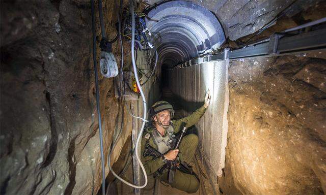 Israelischer Soldat in einem entdeckten Hamas-Tunnel.