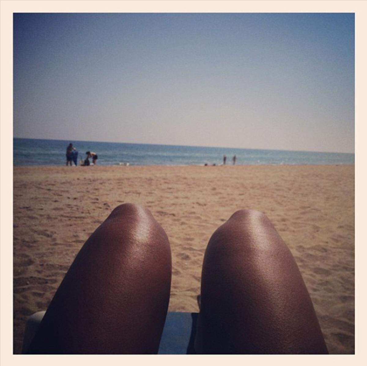 Mit von der Partie ist auch Sängerin Kelly Rowland, die den Ausblick auf den Strand genießt.