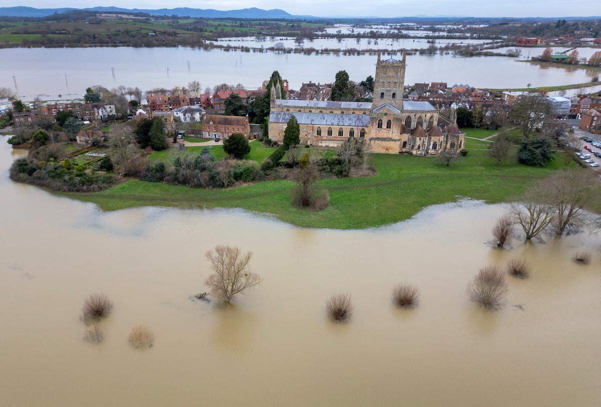 8. Jänner. Hochwasser der Flüsse Avon und Severn umgibt die Tewkesbury Abbey nach Sturm Henk in Großbritannien.