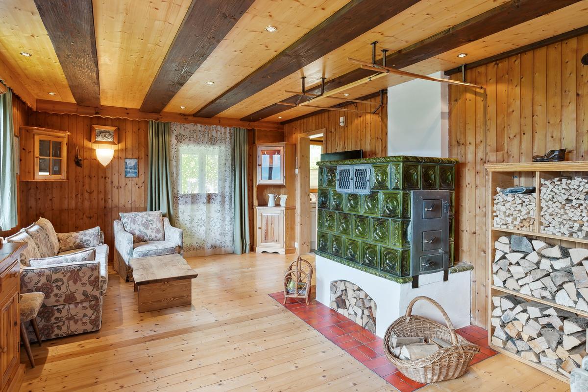 Gemütliche Stube mit Holz und Kachelofen