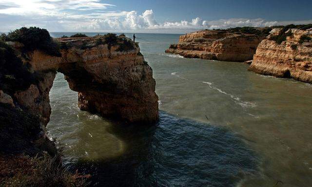 Klippen, nicht für die Ewigkeit: Die Felsküste an der Algarve wird unterspült. Beim Wandern nicht zu weit an die Kante!