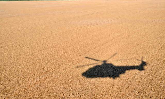 Getreide, so weit das Auge reicht. Ein Hubschrauber fliegt über ein ukrainisches Weizenfeld.