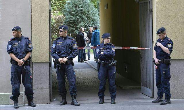 Einsatzkräfte vor dem Tatort