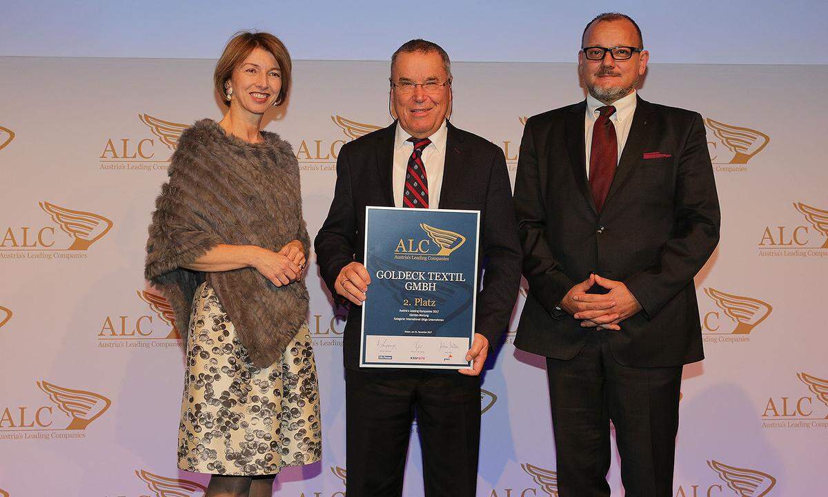 Auszeichnung Kategorie International 2. Platz: (v.l.) Landeshauptmann-Stv. Gaby Schaunig mit Sieger Goldeck Textil-Geschäftsführer Augustin Mayer und Donau Versicherung Landesdirektor Emanuel Dovjak.