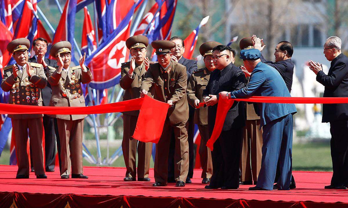 Inmitten der Spannungen wegen Nordkoreas Raketen- und Atomprogramm hat Machthaber Kim Jong-un am Donnerstag einen neuen Wohnblock in der Hauptstadt Pjöngjang feierlich eingeweiht.