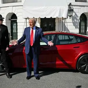 Donald Trump und Elon Musk vor dem Weißen Haus.