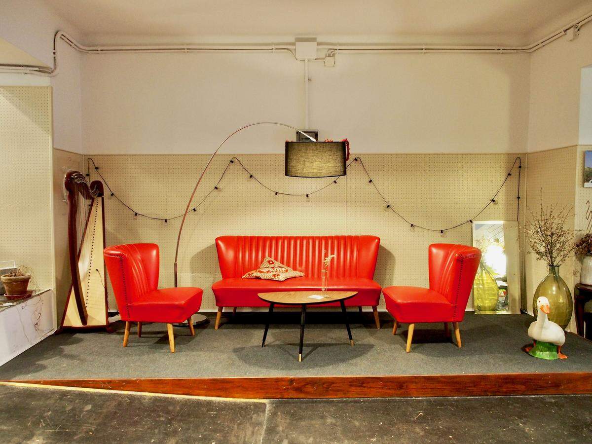 Rotes Sofa und Sesseln aus den 1960er-Jahren stehen der Community zur Verfügung.