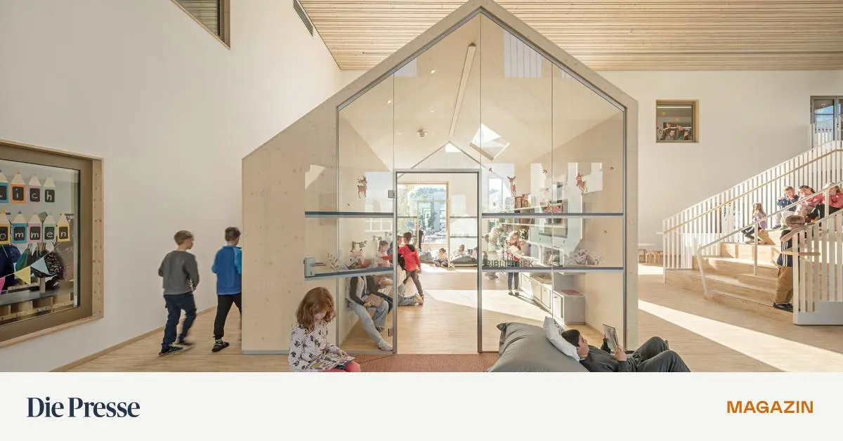 Eine-Volksschule-im-Burgenland-Am-Abend-kommen-die-Damen-zum-Turnen-premium-