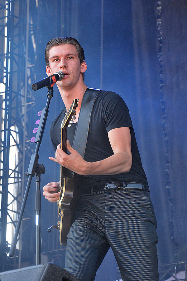 Willy Moon, 24-jähriger Neuseeländer mit Wohnsitz in der britischen Metropole, musste am frühen Nachmittag vor der Hauptbühne, der Space Stage, mit nur rund 200 Interessierten Vorlieb nehmen. Dabei hatte der Liebling der internationalen Mode-Gazetten einen interessanten Mix zu bieten.