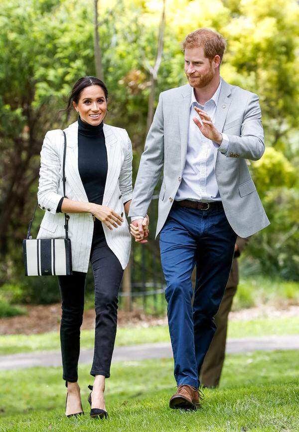 Zu dem Termin im Olympic Park in Sydney trug die Herzogin einen weißen Blazer des Labels L'Agence. Und  - entgegen des royalen Dresscodes - eine Umhängetasche.