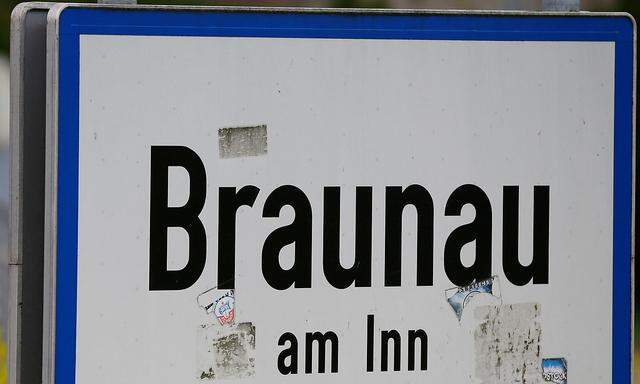 Der Hitler-Doppelgänger ist seit Kurzem in Braunau am Inn unterwegs, Hitlers Geburtstadt.
