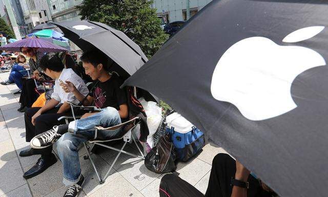 Apple Inc. Fans Begin Waiting In Line Ahead Of iPhone 6 and iPhone 6 Plus Sales Launch