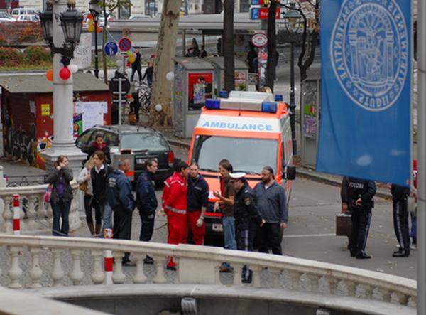 Für Unruhe sorgte ein Rettungseinsatz mit Polizeibegleitung in der Früh. Offenbar leidet einer der Besetzer schon seit längerer Zeit an einer psychischen Störung, die in der Nacht auf Mittwoch an die Oberfläche getreten ist. Im Plenum verkündeten die Studenten, dass man sich dazu entschlossen hatte, professionelle Hilfe für den Erkrankten zu rufen.