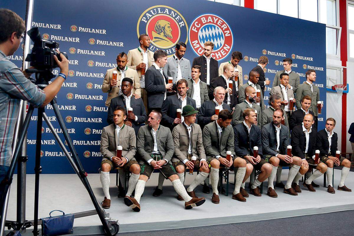 Für das traditionelle Fotoshooting von Sponsor Paulaner tauschten die Spieler von Bayern München auch heuer wieder Trikot gegen Trachtenoutfit.